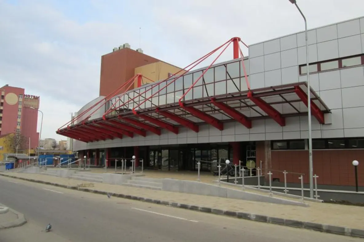 Lucrările de amenajare a parcării pieței agroalimentare, la final. Strada Simion Oros, deschisă circulației rutiere
