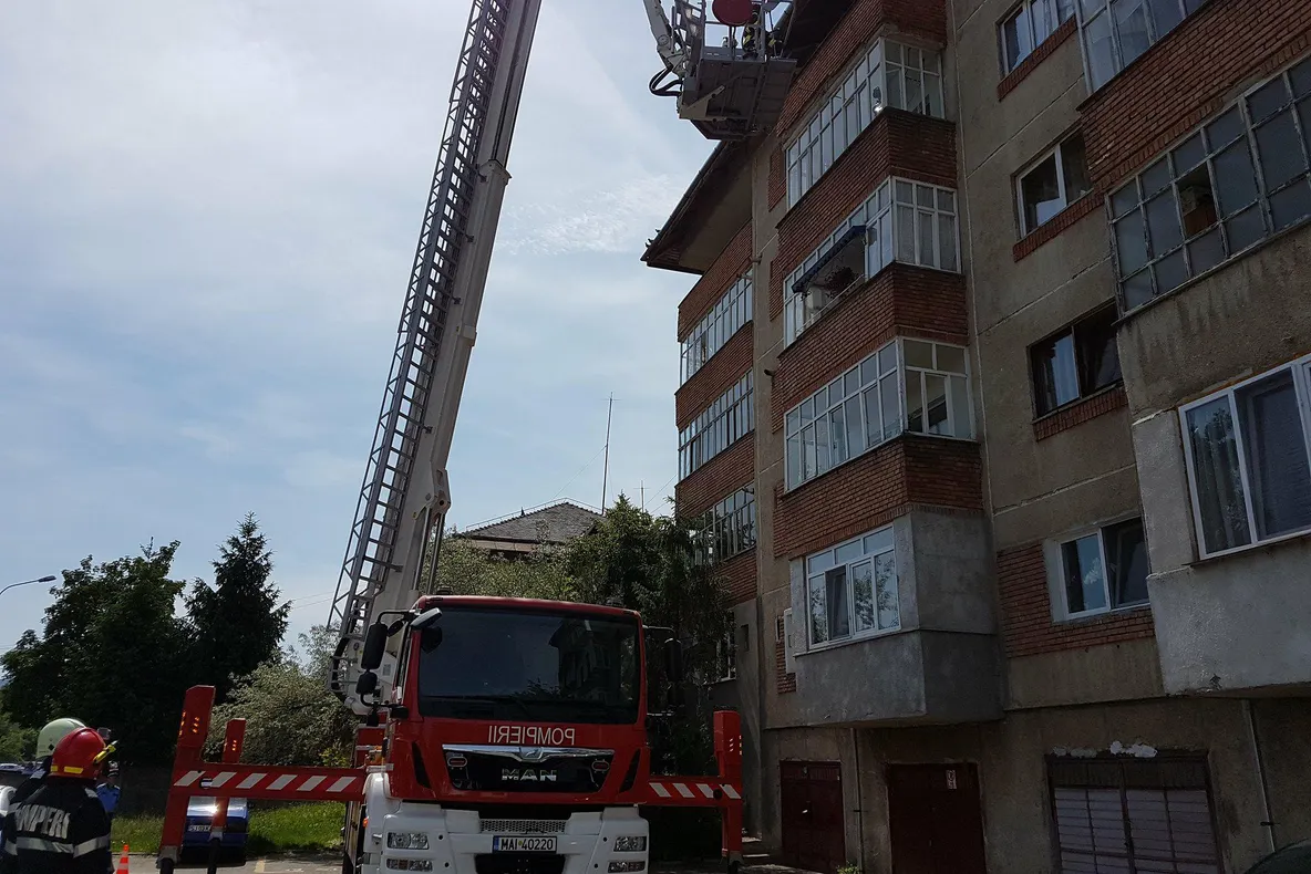 Atenţie! La Zalău cade tencuiala de pe blocuri