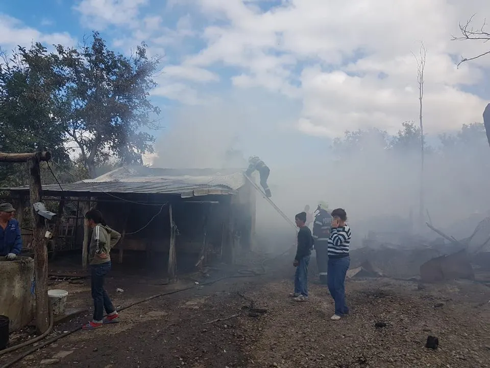 Incendiu de proporții la un magazin  cash &amp;carry din Zalău. Pompierii au intervenit cu  șase autospeciale