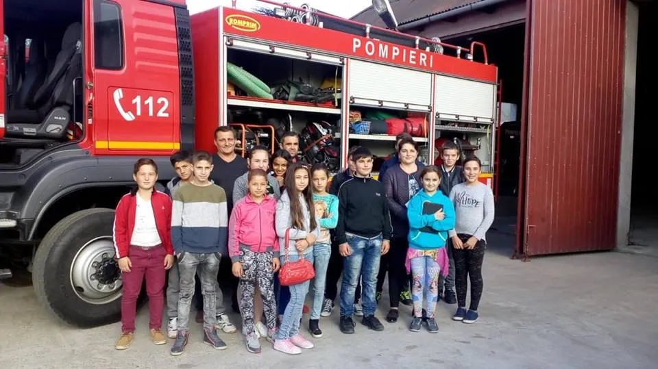 ''Școala altfel'': Elevii de la Școala Sâg, în vizită la pompieri