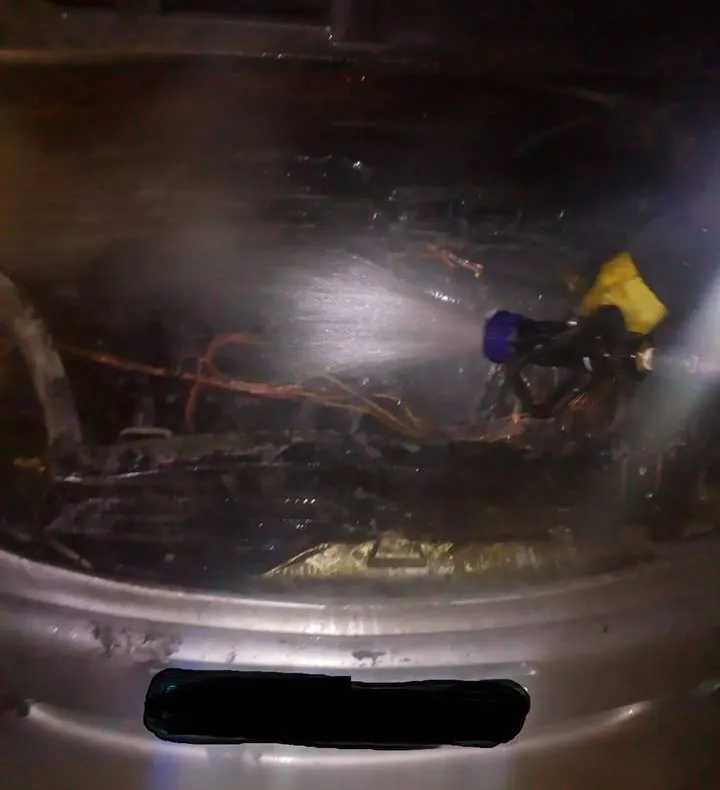 Incendiu în Pustă Vale. Un autoturism, distrus de flăcări