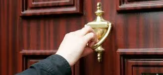 Atenţie pe cine primiţi în casă! Hoţii se pot deghiza în colindători