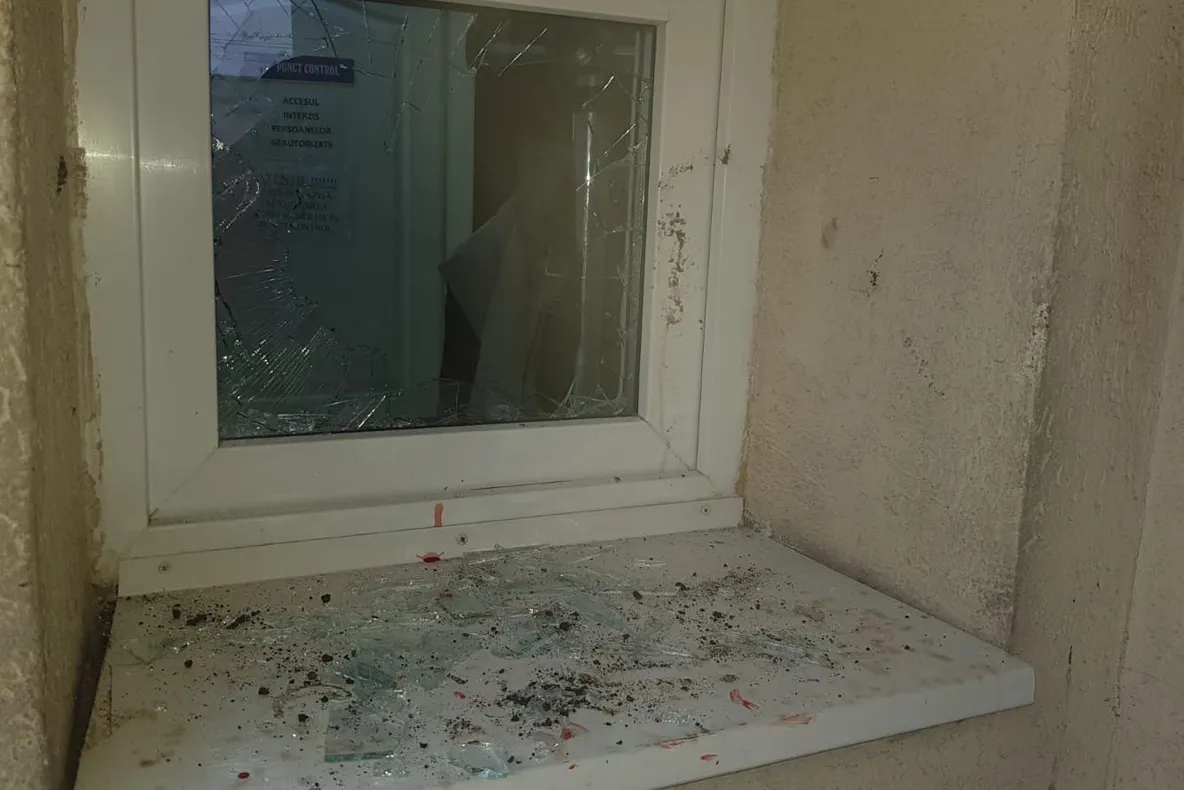 Se întâmplă în Zalău: ameninţări cu moartea şi geamuri sparte la Centrul Social de Urgenţă