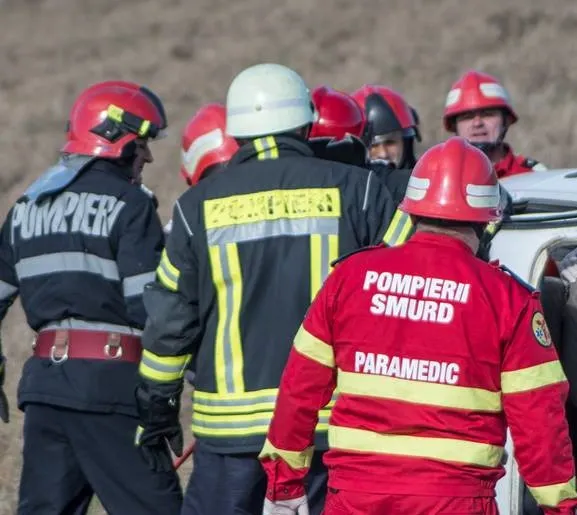 Accident cu două victime la Zimbor. Şoferul încarcerat, salvat de pompieri