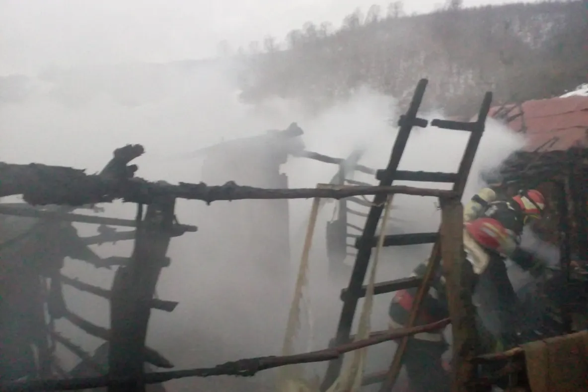 Incendiu la o casă din Jibou. Două imobile învecinate, afectate