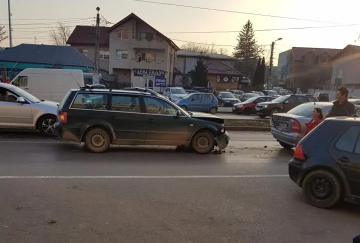 Accident la Bizuşa Băi. Un bărbat de 37 de ani, prins sub tractor