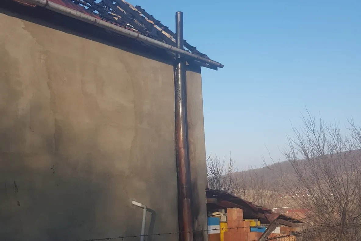 Acoperișul unei case din localitatea Panic, distrus de flăcări