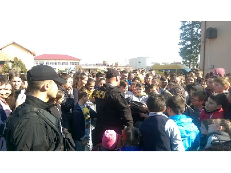 Polițiștii au desfășurat activități la Liceul Tehnologic „Cserey Goga” Crasna