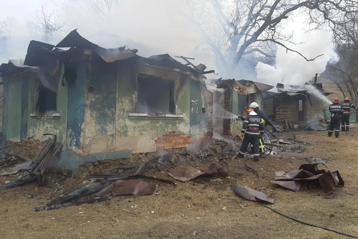 La Poiana Onţii: gospodărie cuprinsă de flăcări. Proprietarul, evacuat de pompieri