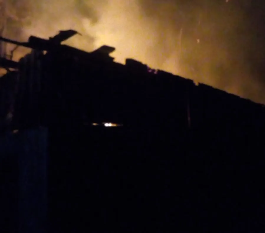 Foc la ceas de noapte pe strada Bujorilor. O casă, cuprinsă de flăcări