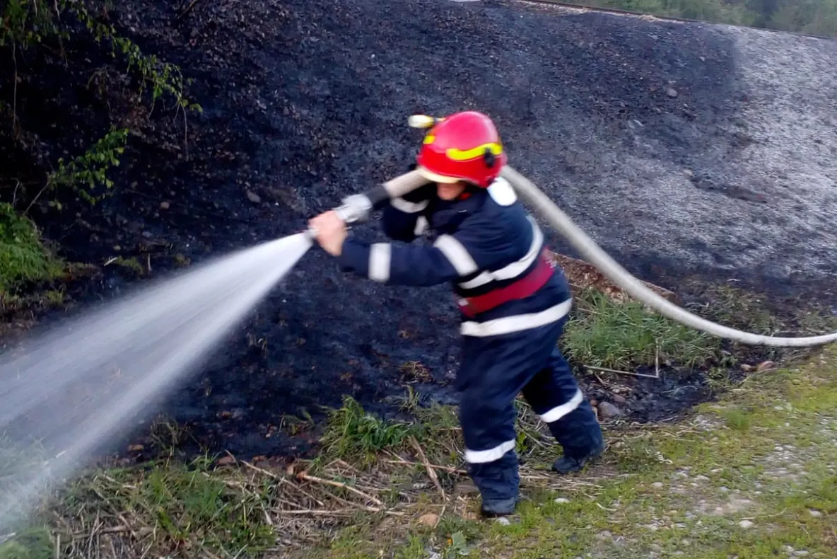 Incendiu la Perii Vadului, în apropierea căii ferate