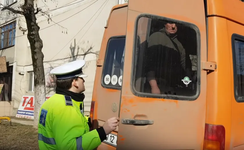 Șoferul microbuzului din care a căzut copila de 12 ani, plasat sub control judiciar