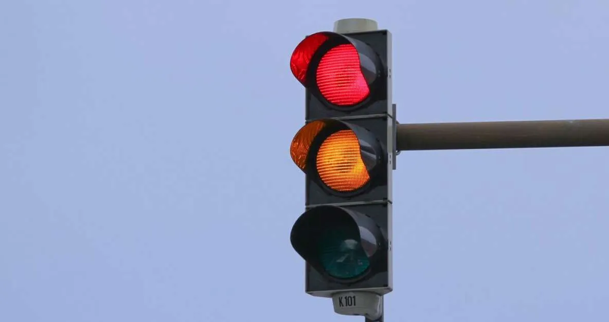 Zeci de şoferi au fost amendaţi pentru că au trecut pe roşu