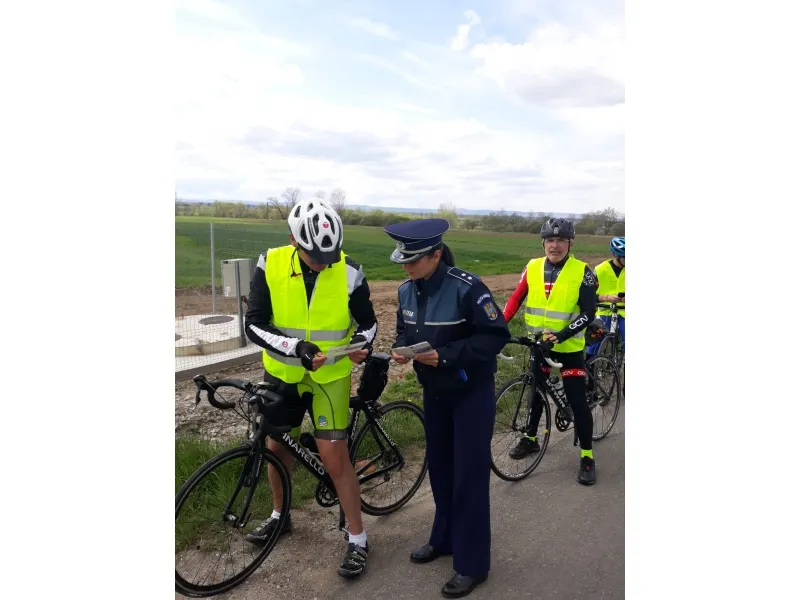 Polițiștii sălăjeni au împărțit veste reflectorizante bicicliștilor și căruțașilor
