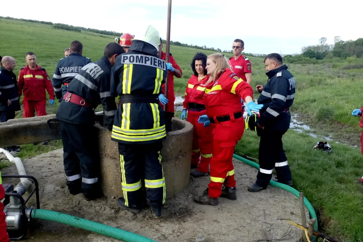 La Cehu Silvaniei: femeie căzută într-o fântână, salvată de pompieri