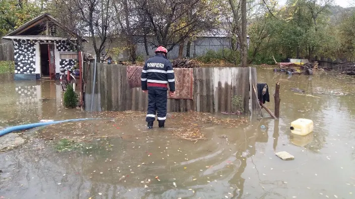 Gospodării inundate în mai multe localităţi din Sălaj. Pompierii, chemaţi în ajutor
