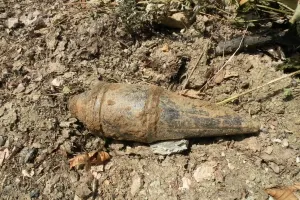 În localitatea Domnin: proiectil de artilerie descoperit de o echipă de muncitori