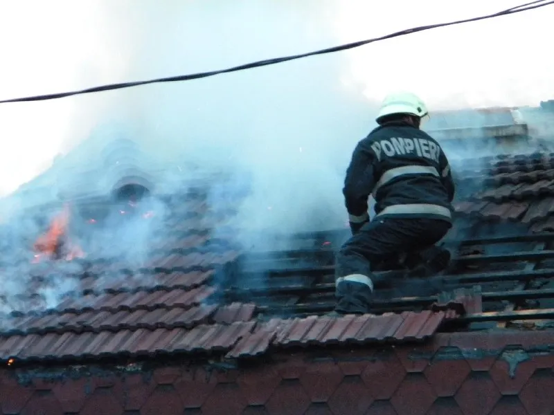 Acoperişul unei gospodării din localitatea Deja, distrus de flăcări