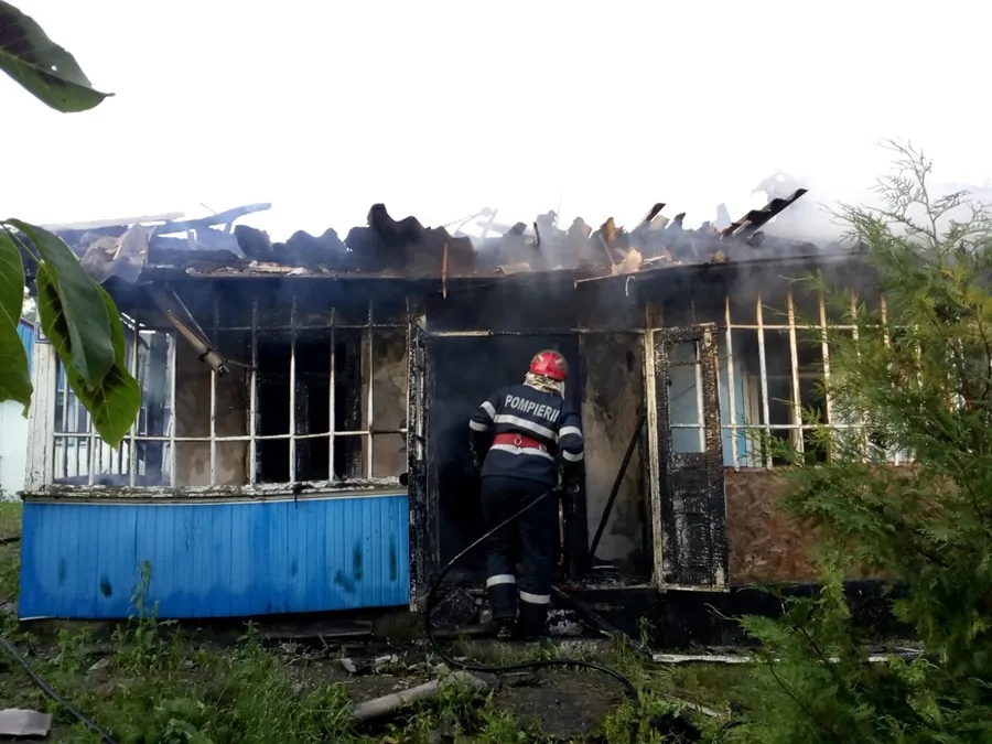 Incendiu la o casă din Gârceiu. Proprietarul, preluat de o ambulanţă pentru îngrijiri medicale