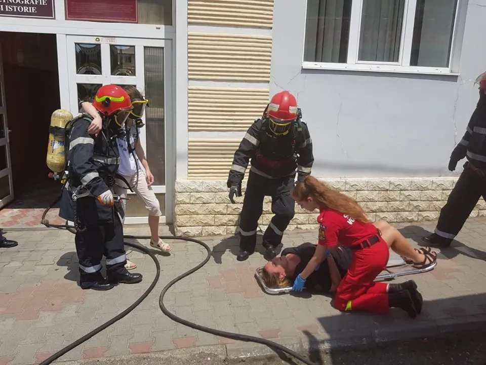 Pompierii au simulat o intervenție la un incendiu. Clubul copiilor Cehu Silvaniei a fost cuprins de flăcări