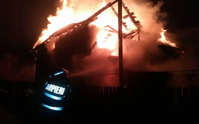 Foc în miez de noapte într-o gospodărie din Crasna de la un frigider