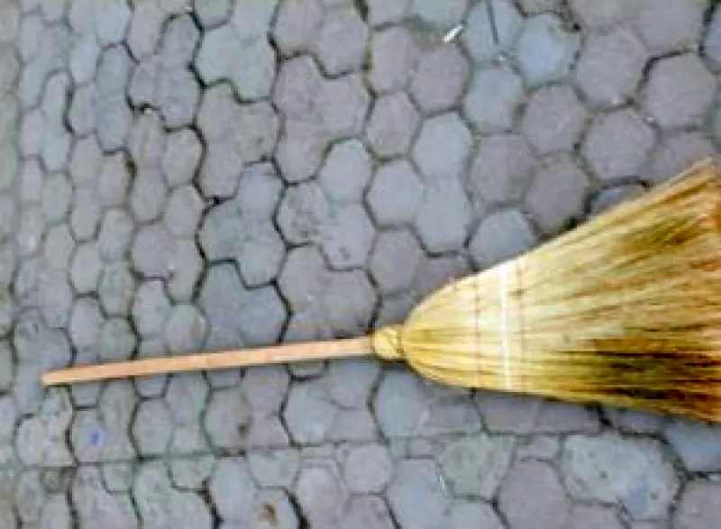Scandal între două femei la Şimleu. S-au bătut cu mătura în plină stradă
