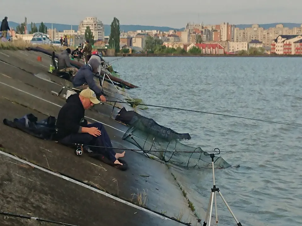 Pensionarii sălăjeni s-au întrecut într-o competiţie de pescuit pe lacul Vîrşolţ