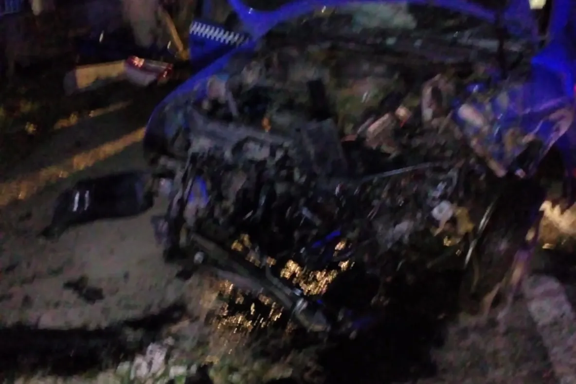 În localitatea Popeni: trei persoane rănite grav. Mașina în care se aflau a intrat într-un cap de pod