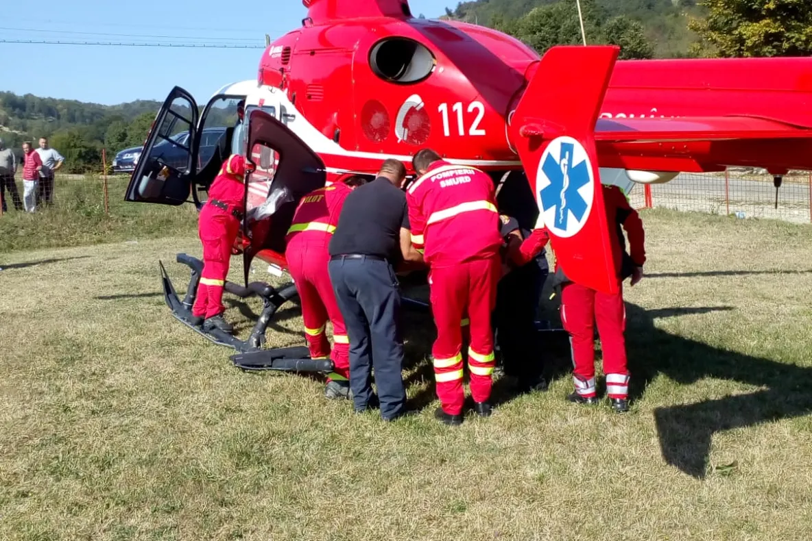 Accident grav la Gârbou. O persoană, în stare de inconștiență, preluată de elicopterul SMURD