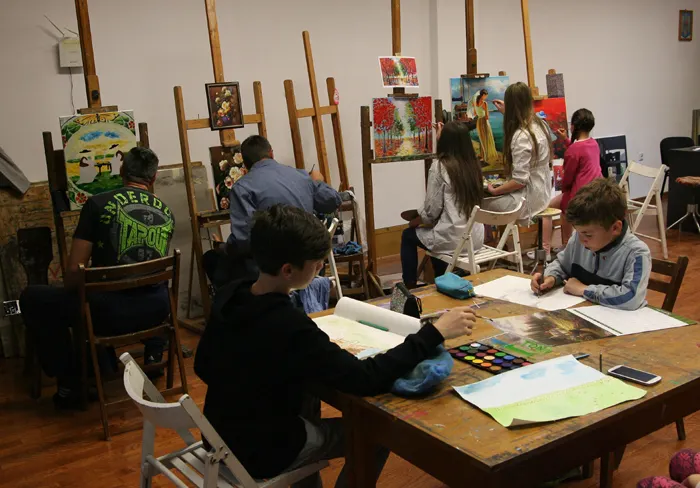 Continuă înscrierile la cursurile Școlii Populare de Arte și Meserii