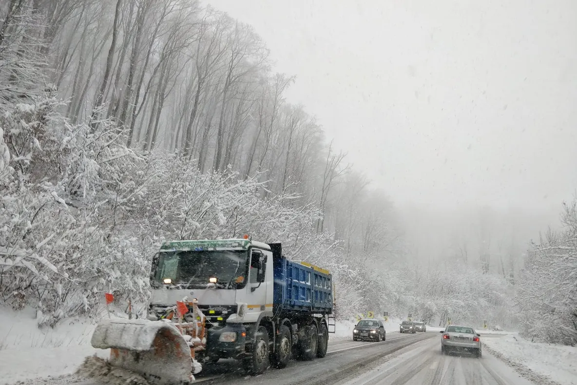 Peste 40 de utilaje de deszăpezire vor acționa în această iarnă pe drumurile naționale din județ