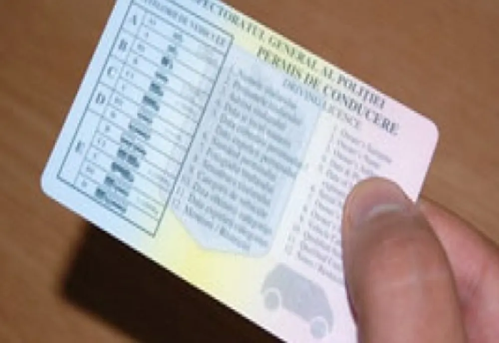 A ieșit cu maşina la plimbare fără permis și fără motiv