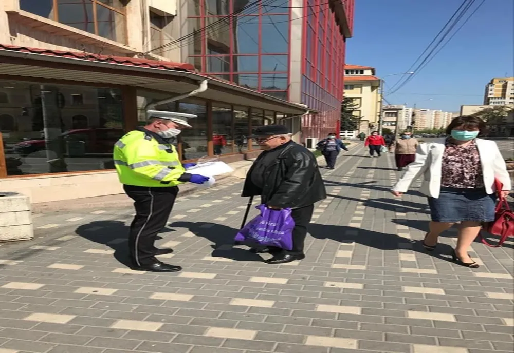 De la polițiștii locali, materiale de protecție pentru vârstnicii zălăuani