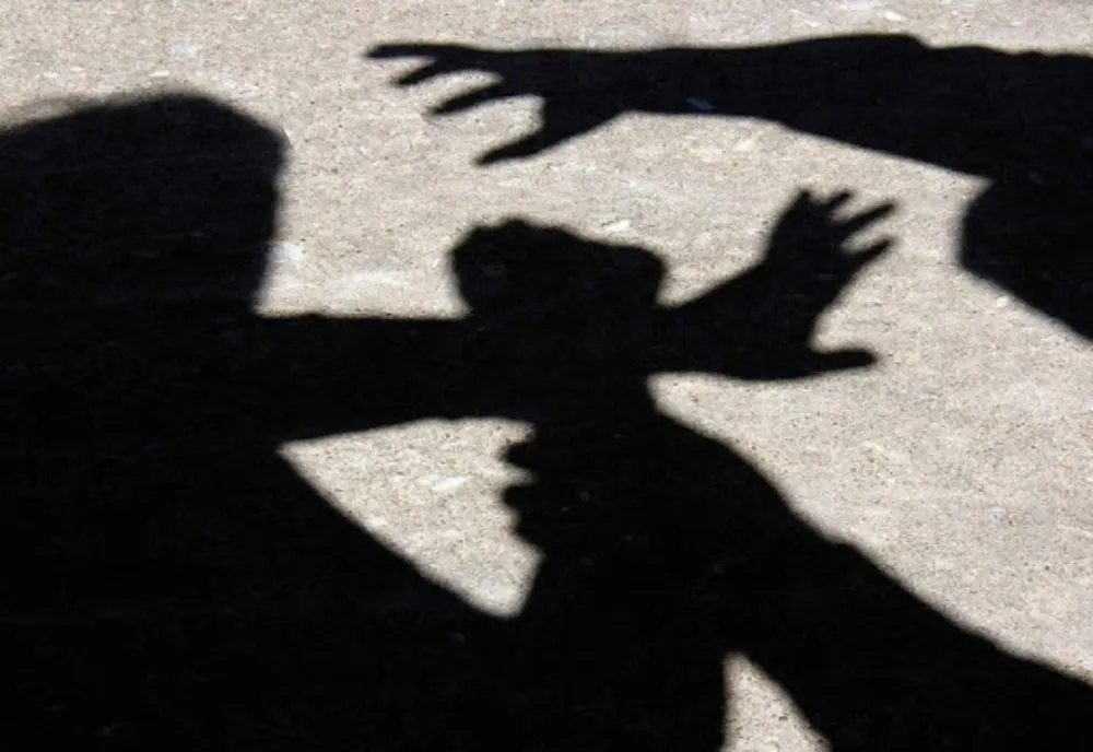 Video Imagini revoltătoare în Zalău. Adolescentă, umilită și bătută de patru fete 