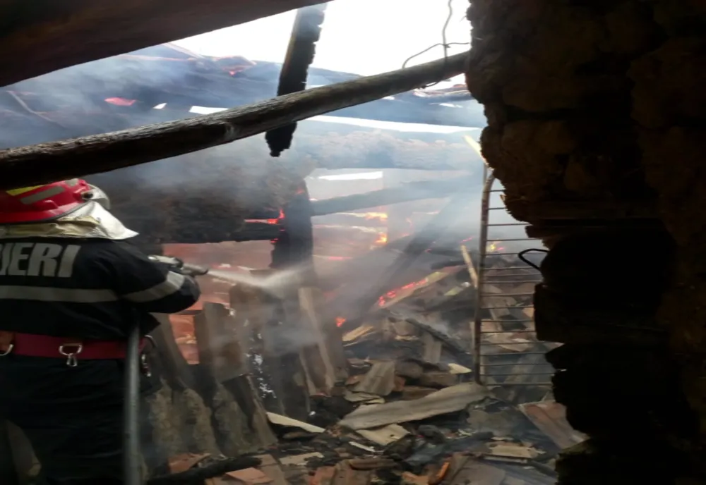 Incendiu în localitatea Derșida. O anexă gospodărească și o magazie de lemne, cuprinse de flăcări