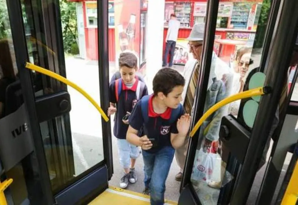 Pe toată perioada anului școlar elevii beneficiază de transport gratuit 