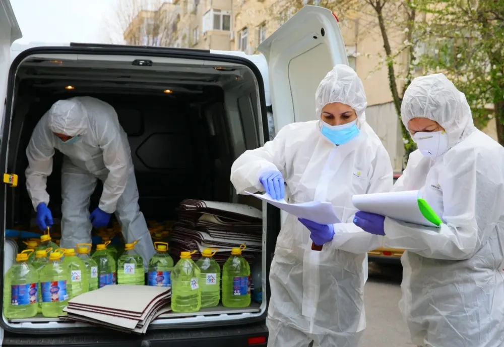 Sute de litri de dezinfectant expirat confiscat de poliţişti