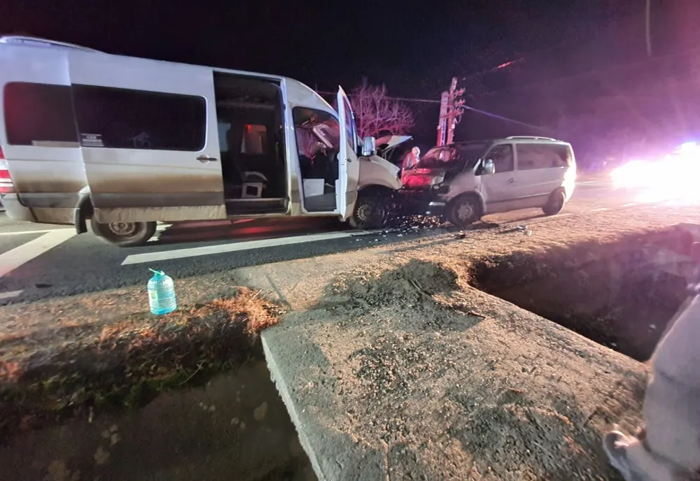 FOTO | Grav accident în Valea Chioarului! Impact între două microbuze, mai multe persoane rănite