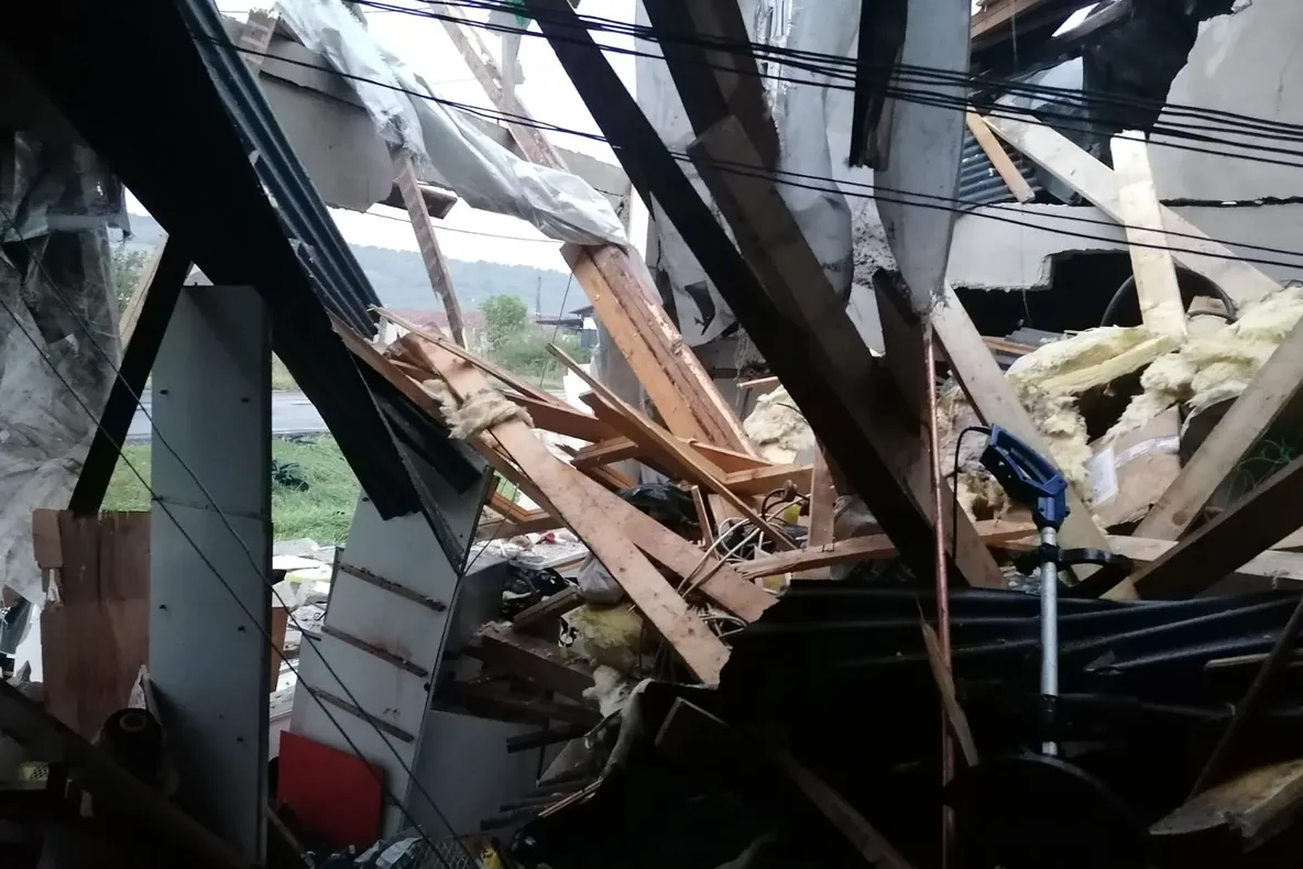 Explozie într-o hală din localitatea Zăuan | Intervin pompierii din Nuşfalău (FOTO)