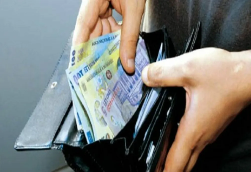 Şimleu Silvaniei: A găsit peste 7000 de lei pe stradă şi a crezut că îi norocos