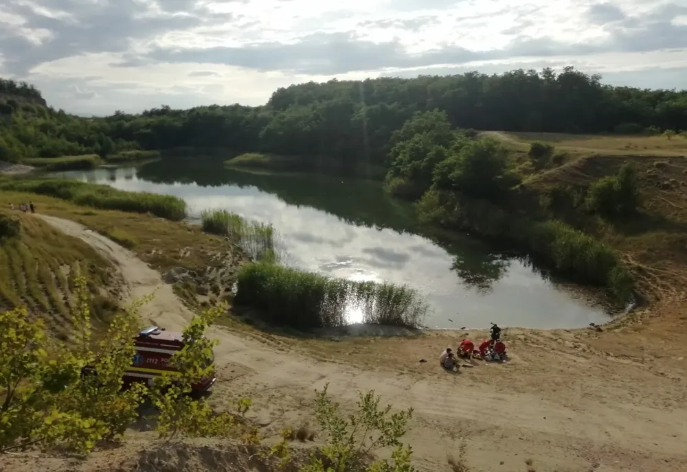 Un copil de 15 ani din Sălaj s-a înecat în lacul Laguna Albastră din judeţul Cluj (FOTO)