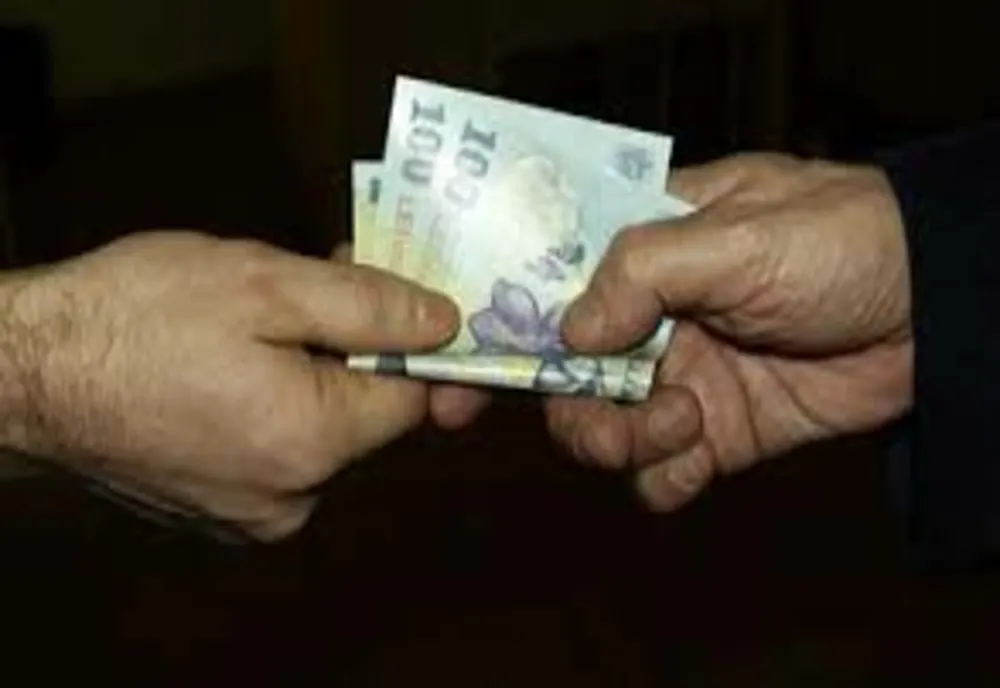 Un şofer aflat în comă alcoolică a încercat să mituiască doi agenţi de poliţie din Nuşfalău