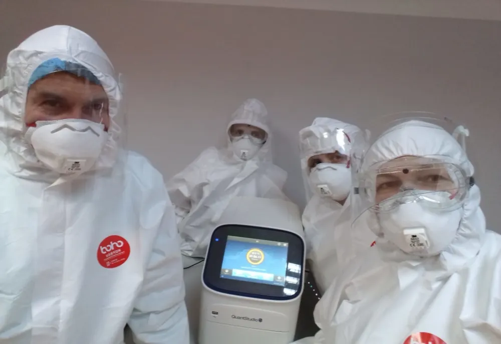 O nouă variantă COVID îi îngrijorează pe experți. Cât de periculos este "Centaurul"