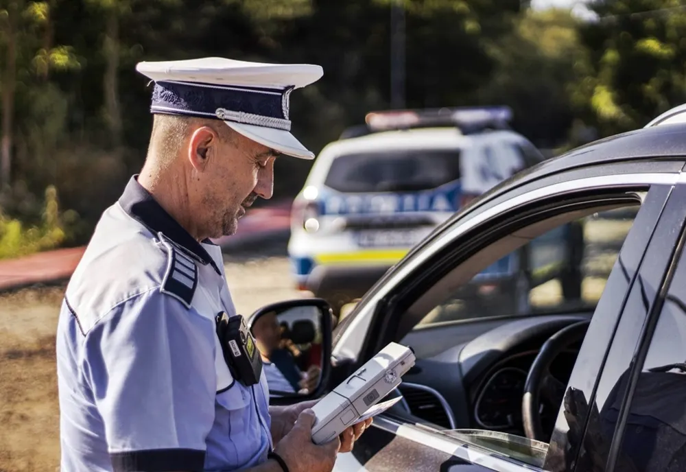 Adolescent prins beat la volan și fără permis