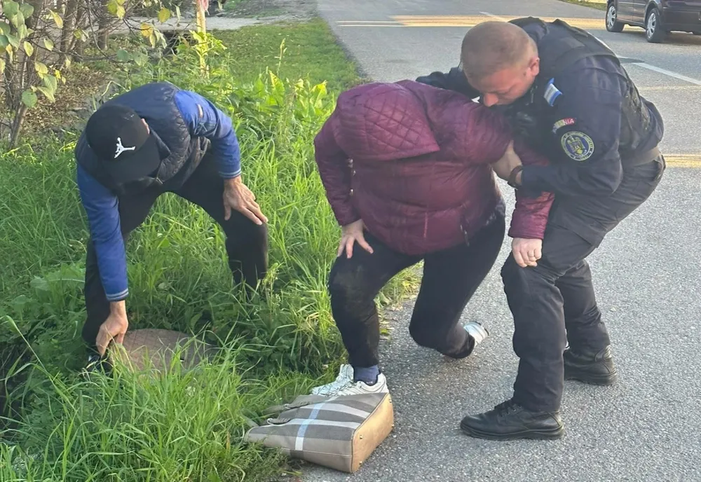 La un pas de tragedie: o femeie din Șimleu Silvaniei şi-a prins piciorul într-o gură de canalizare (FOTO)