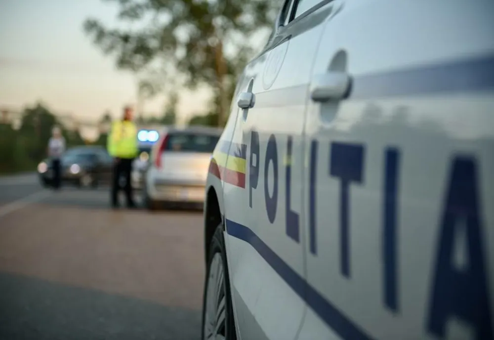 Bărbat din Derșida oprit în trafic de poliţişti! Le-a arătat un permis de conducere fals
