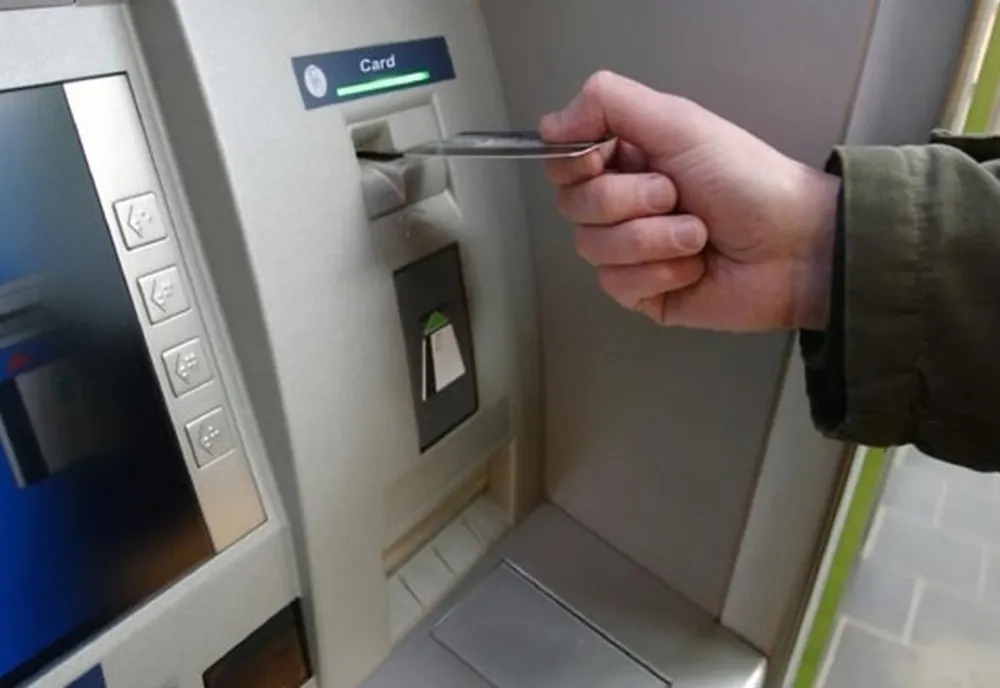 A găsit un card bancar și s-a făcut stăpân! Acum e anchetat