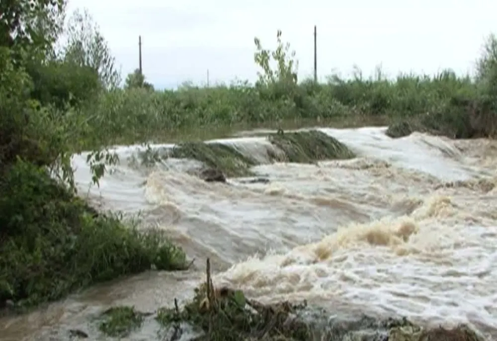 Cod galben de inundaţii pe râurile din 21 de judeţe, până miercuri dimineaţa