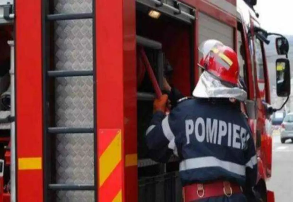INCENDIU LA LOCOMOTIVA UNUI TREN DE PASAGERI ÎN GARA BĂBENI, JUDEȚUL SĂLAJ 