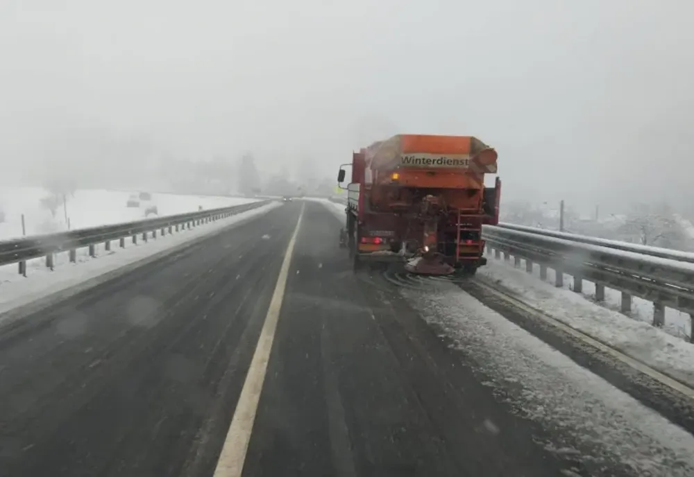 INFOTRAFIC: MAI MULTE DRUMURI ȘI ȘOSELE DIN ROMÂNIA SUNT ACOPERITE DE POLEI